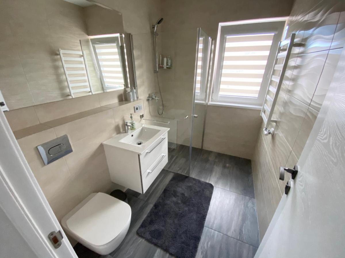 קובנה New J&R Apartment Near Girstutis, Free Private Parking & Self Check-In מראה חיצוני תמונה